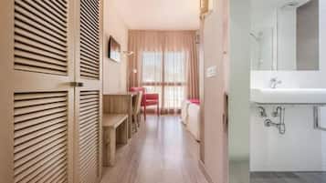 Minibar, desk, soundproofing, free WiFi