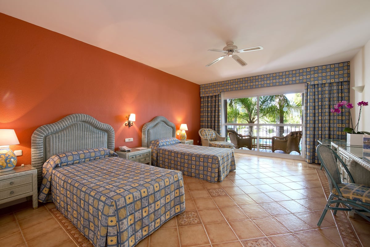 Minibar, free cots/infant beds, WiFi, bed sheets