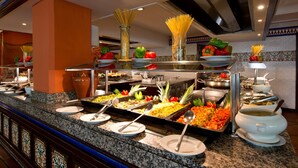 A buffet with various food items and utensils. - Hotel BlueBay Banús (Marbella)