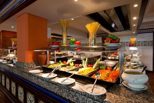 朝食 (ビュッフェ)、毎日提供 (無料)