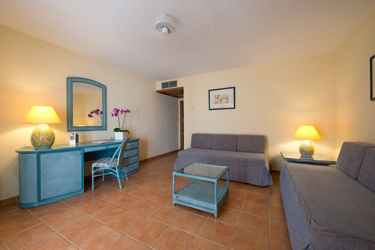 Minibar, free cots/infant beds, WiFi, bed sheets