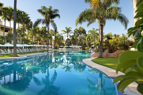 Außenpool (je nach Saison geöffnet), Sonnenschirme, Liegestühle