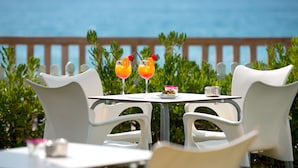 A table with two drinks, a small plate, and a glass of water. - Hotel BlueBay Banús (Marbella)
