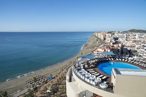 Açık yüzme havuzu, öğlen ve 18 saatleri arasında açık, şezlonglar 