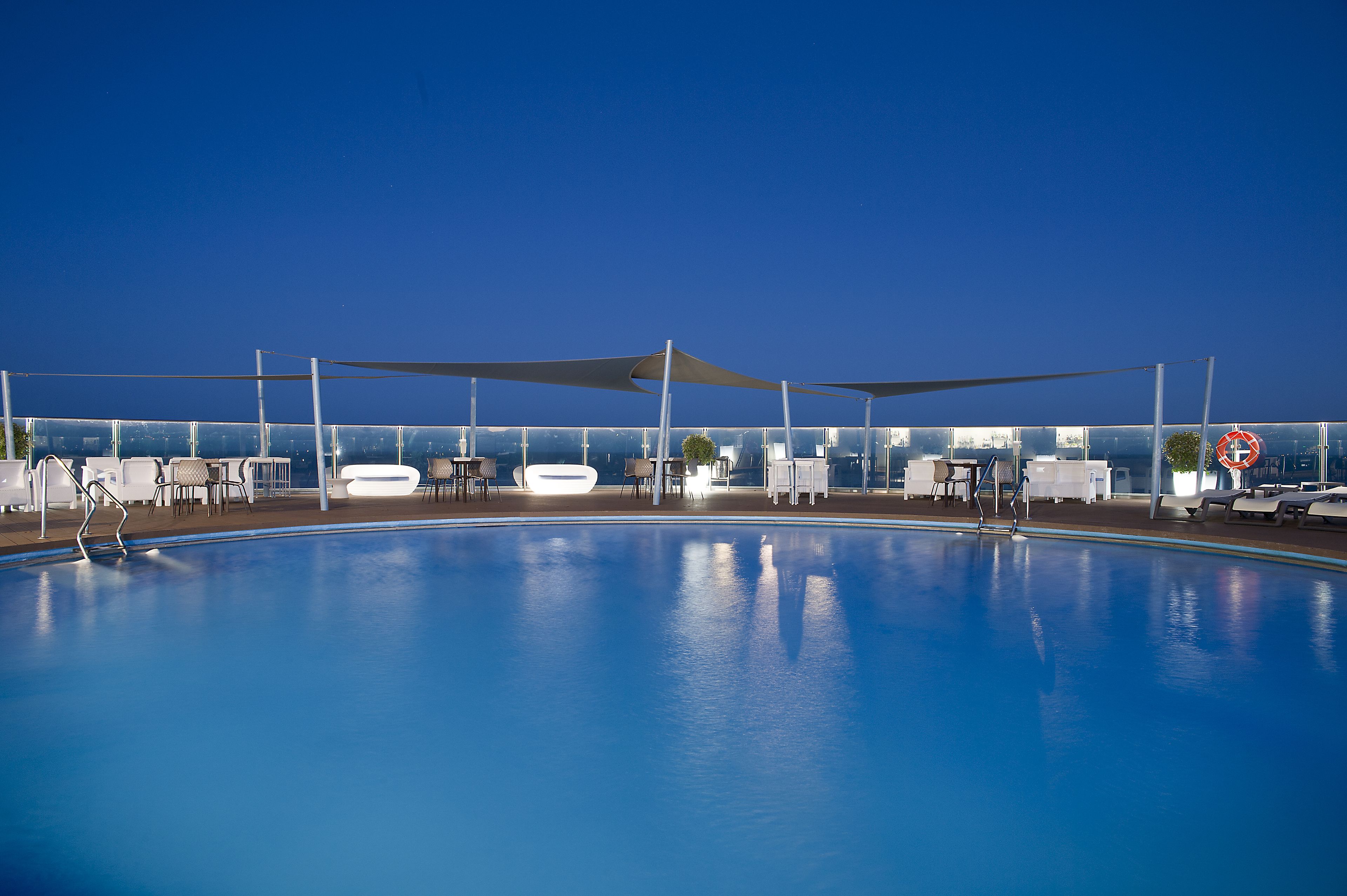 Piscine extérieure, chaises longues