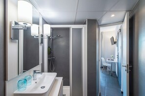 Standard Single Room, Balcony | Bathroom | Shower, hair dryer, towels, soap - Hotel El Puerto by Pierre & Vacances (Fuengirola)