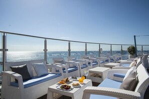 Poolside bar