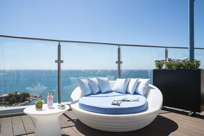 Poolside bar