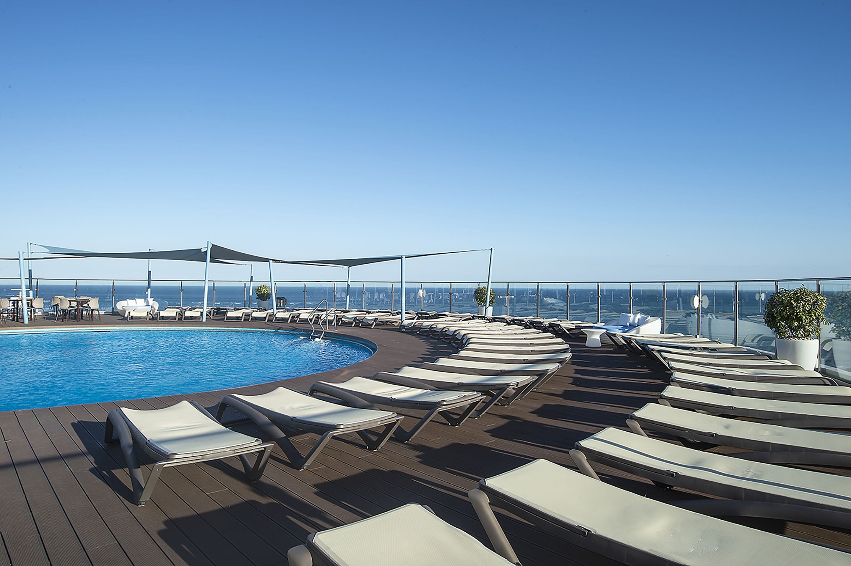 Una piscina al aire libre (de 11:30 a 20:00), tumbonas