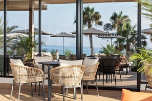 Quầy bar bên hồ bơi