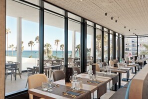 供应早餐、午餐和晚餐，国际美食
