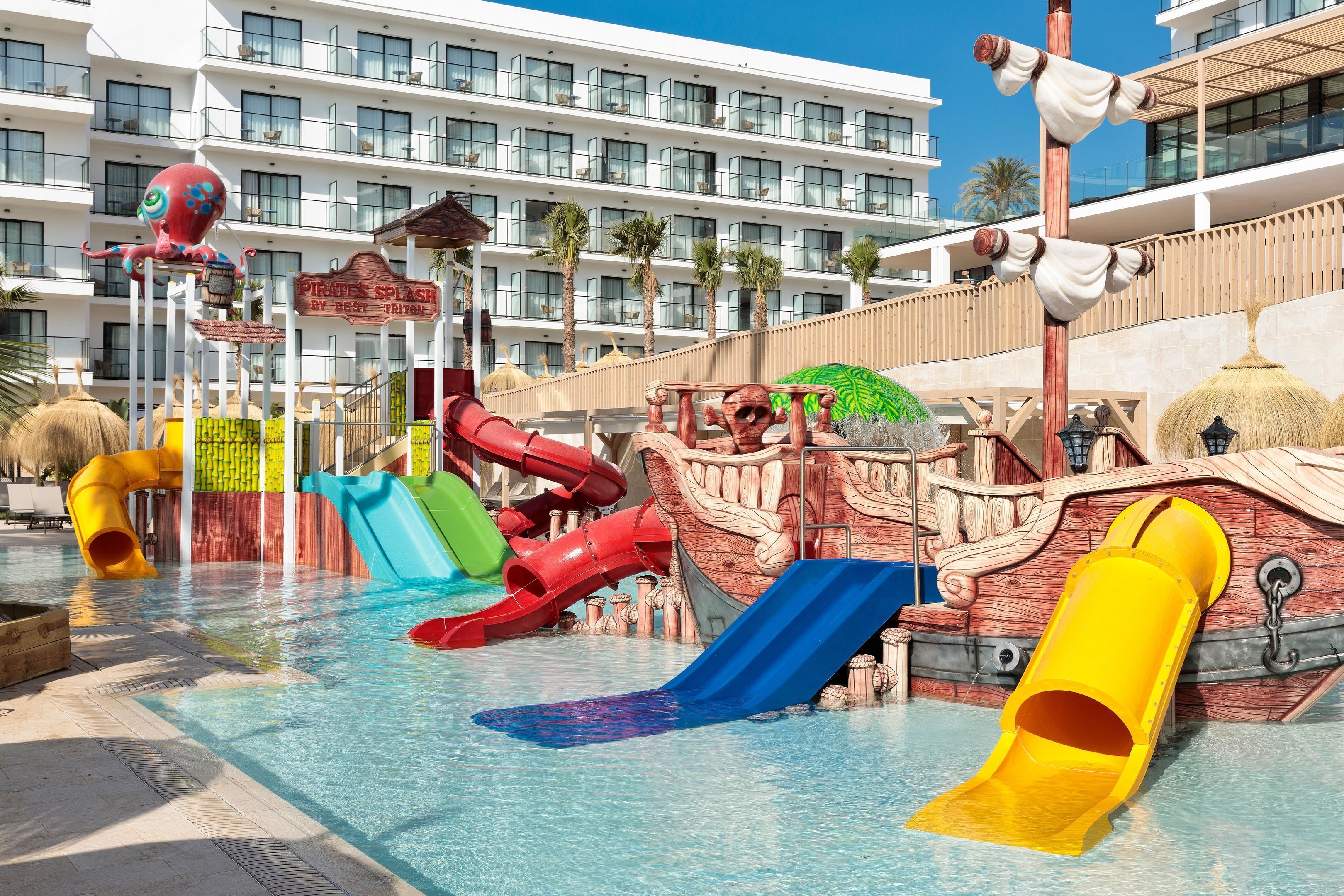 Un espace aquatique avec plusieurs toboggans et un décor sur le thème des pirates.