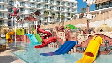 Un espace aquatique avec plusieurs toboggans et un décor sur le thème des pirates.