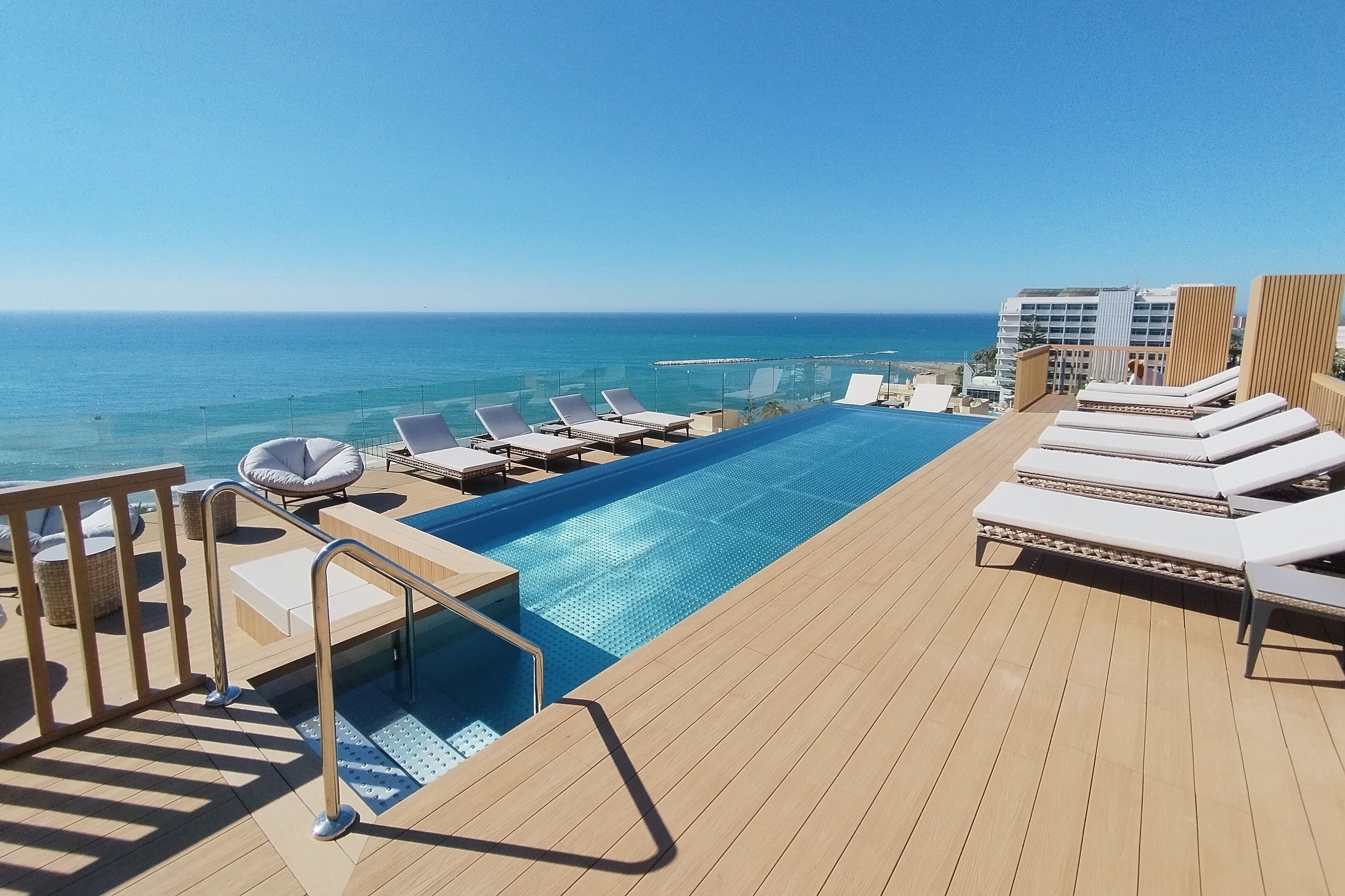 Kolam renang outdoor, dengan payung kolam renang dan kursi berjemur