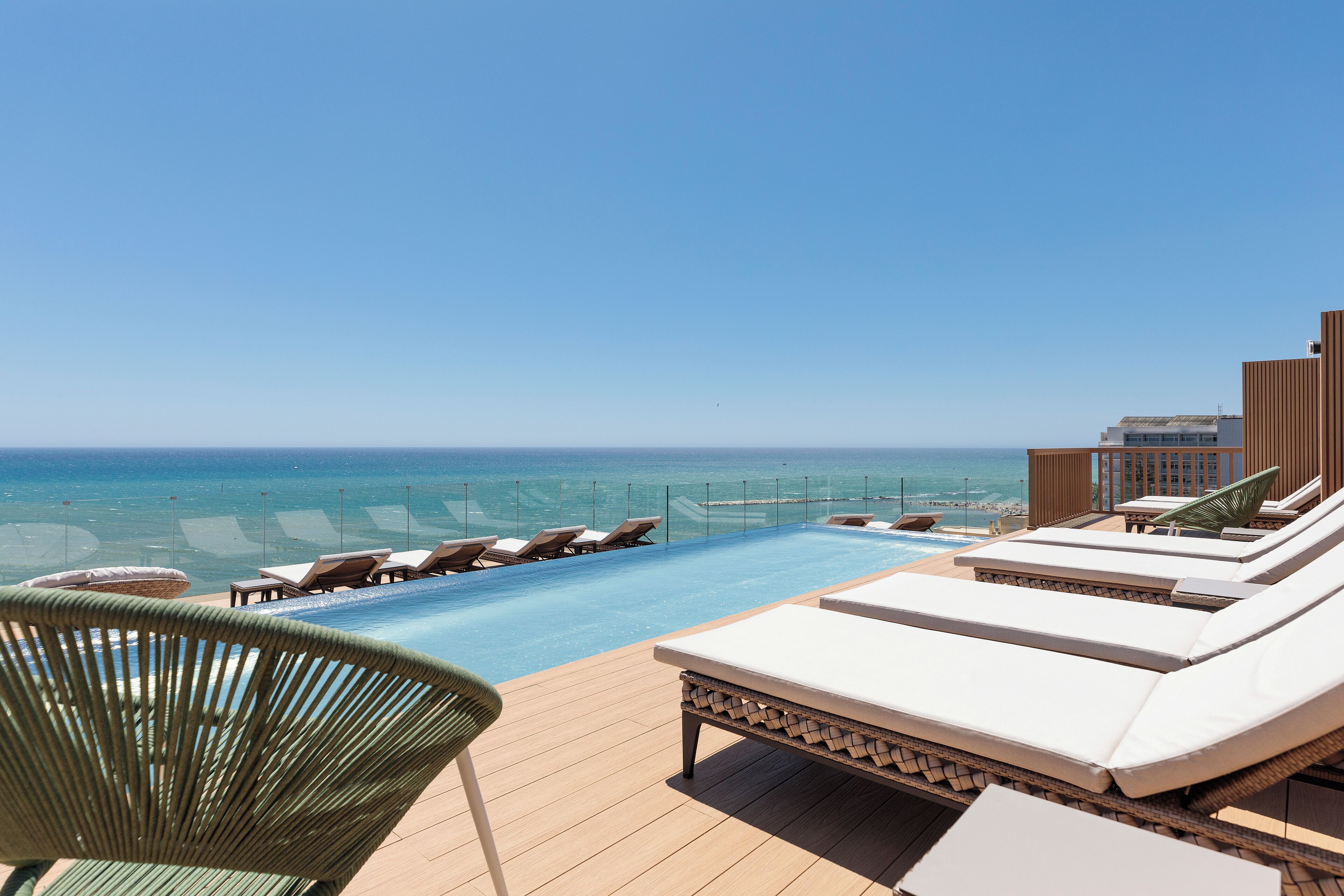 Minibar, brankas, meja kerja, dan Wi-Fi gratis