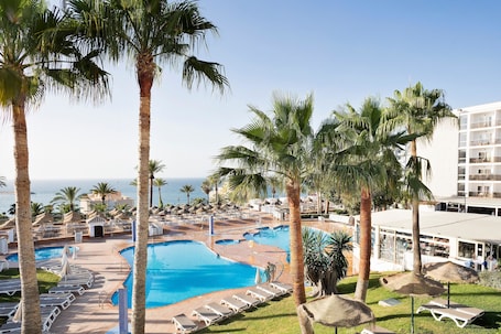2 outdoor pools, pool umbrellas, pool loungers. Hotel Best Siroco