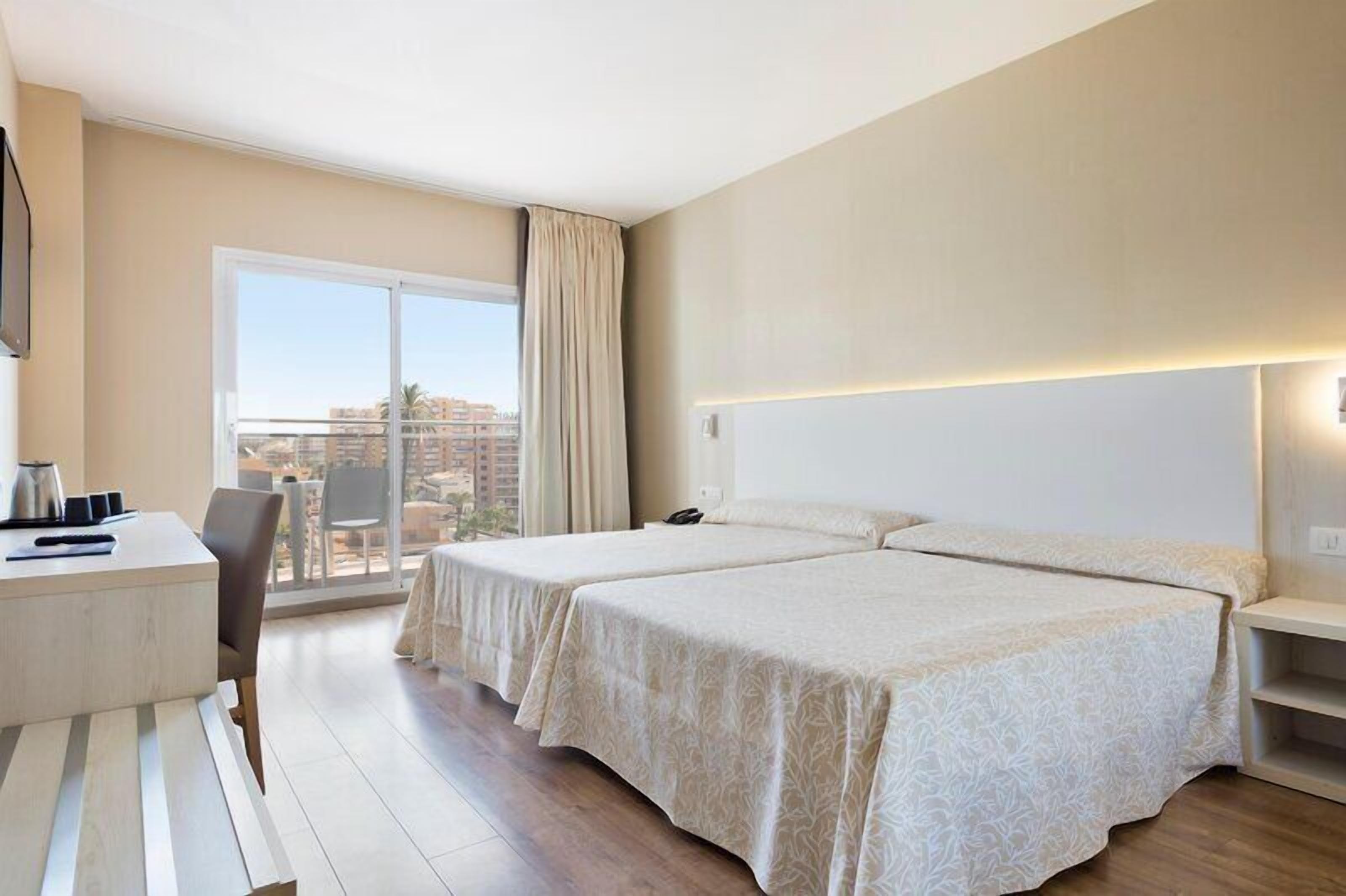 Minibar, caja fuerte, escritorio y wifi gratis