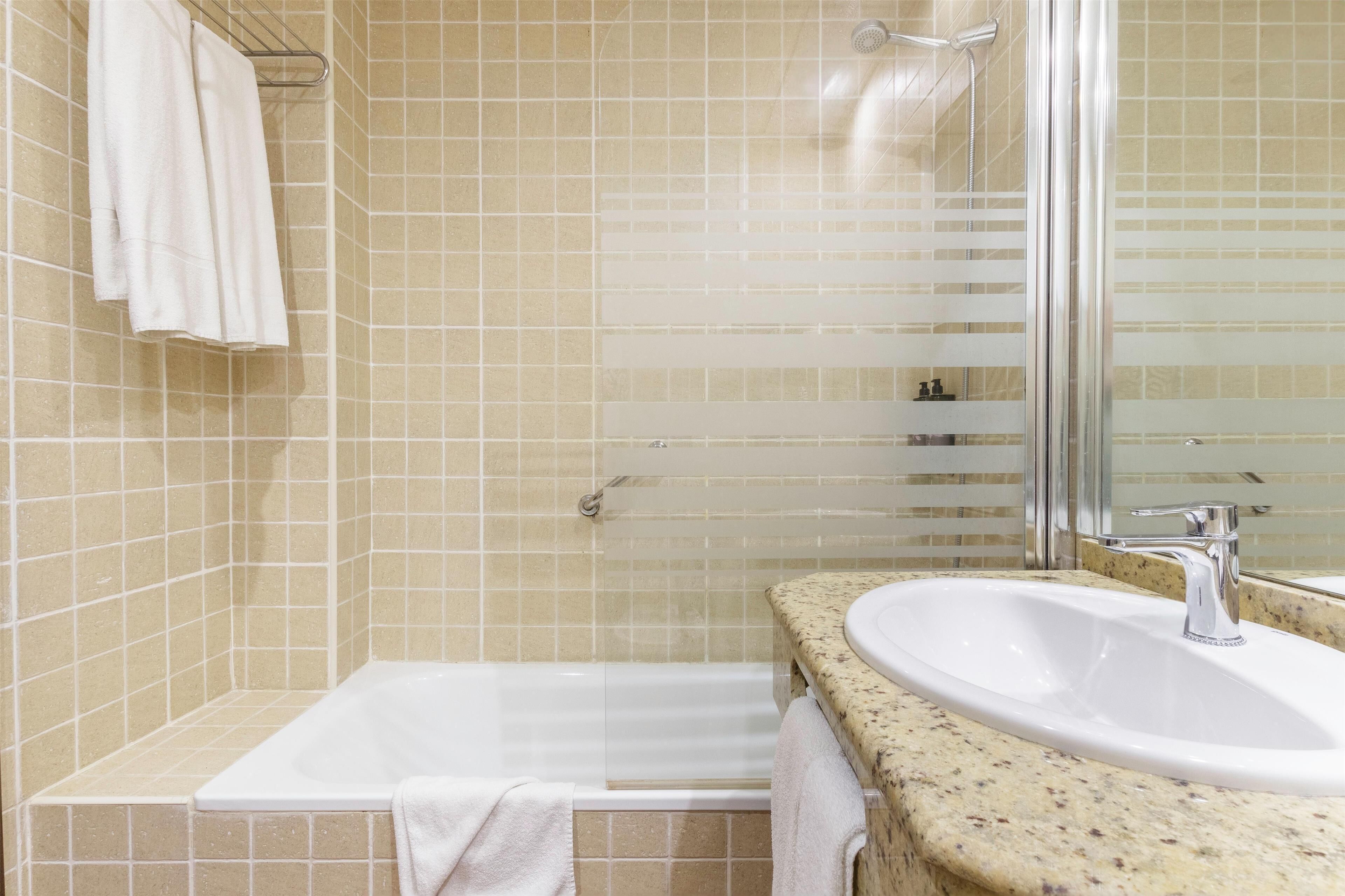 deep-soaking bathtub, towels