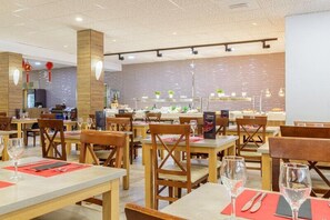 供应早餐、午餐和晚餐