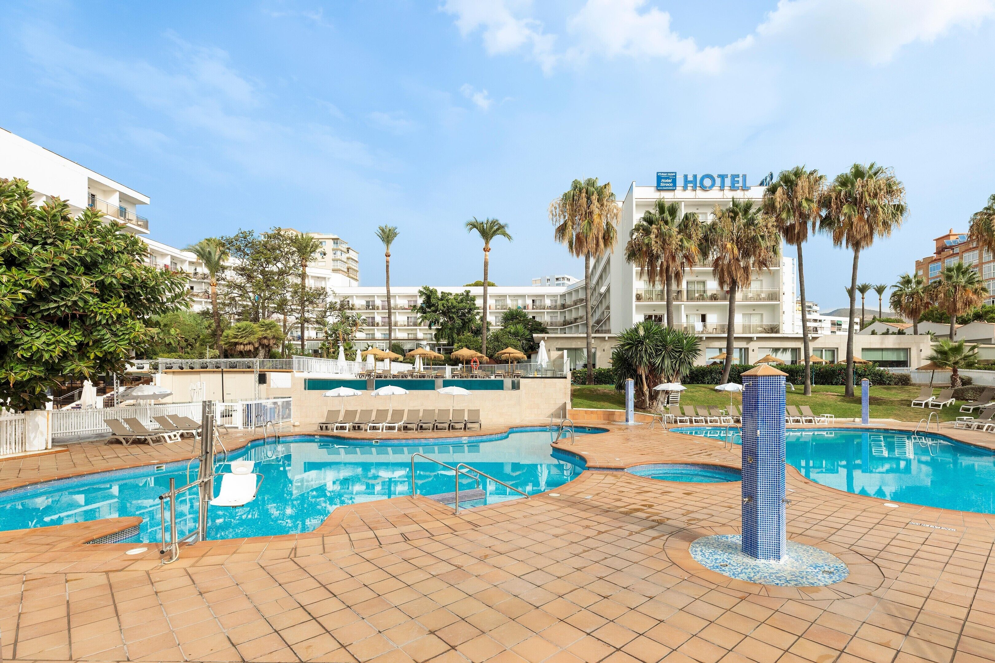 2 piscinas al aire libre, sombrillas, tumbonas