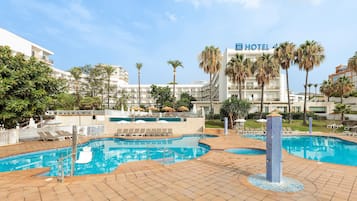 2 piscinas al aire libre, sombrillas, tumbonas