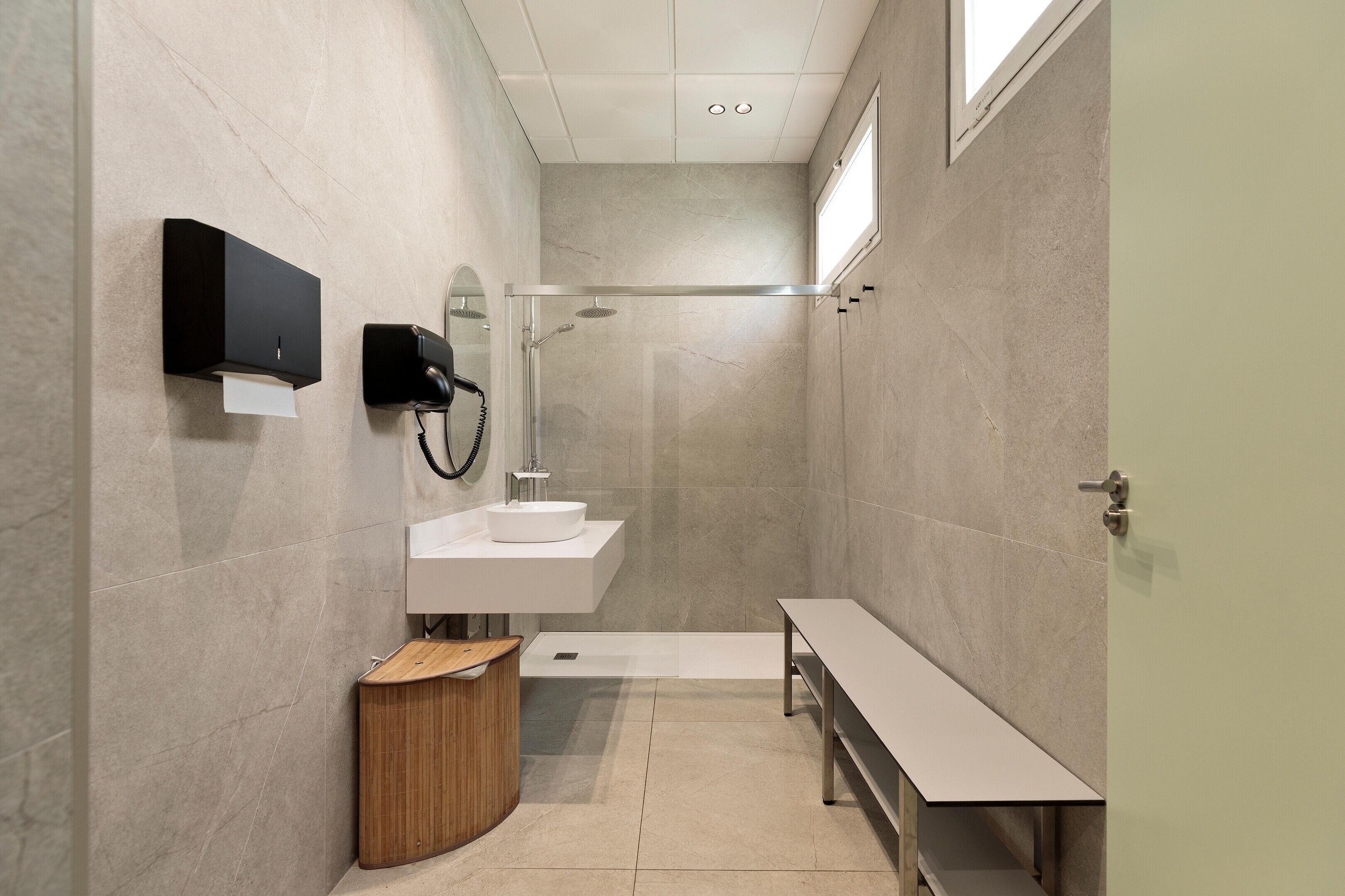 Bañera profunda y toallas