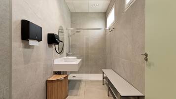 Bañera profunda y toallas