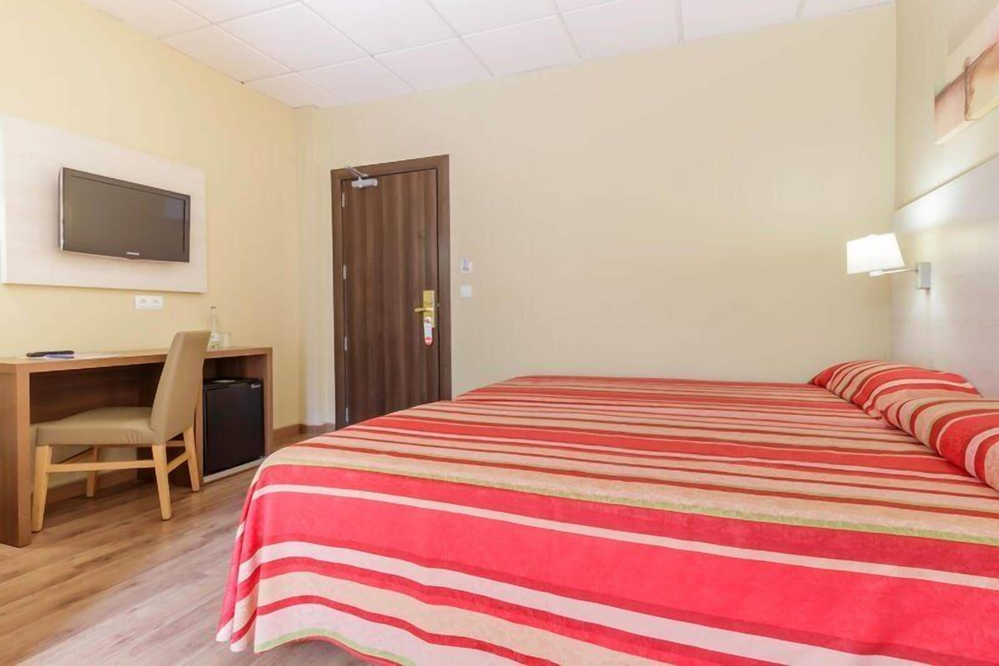 Minibar, in-room safe, desk, WiFi (free)
