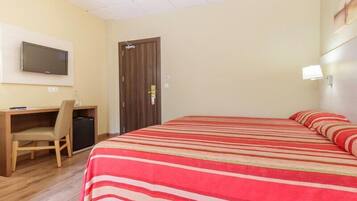 Minibar, in-room safe, desk, WiFi (free)