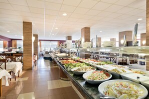 Serveert ontbijt, lunch en diner