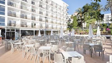 Petit déjeuner, déjeuner et dîner servis sur place