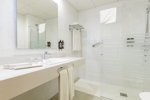 Baignoire relaxante profonde, serviettes fournies