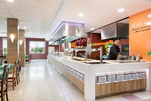 A modern restaurant with a buffet setup, a chef preparing food, and a clean, well-lit interior. - Hotel Best Siroco (Benalmádena)