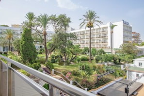 A hotel with a rooftop garden, palm trees, and a white building with balconies. - Hotel Best Siroco (Benalmádena)