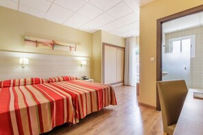 A hotel room with a bed, bedside tables, a chair, and a view of the bathroom. - Hotel Best Siroco (Benalmádena)