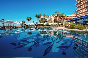 Indoor pool, 2 outdoor pools