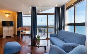 Minibar, free WiFi, bed sheets