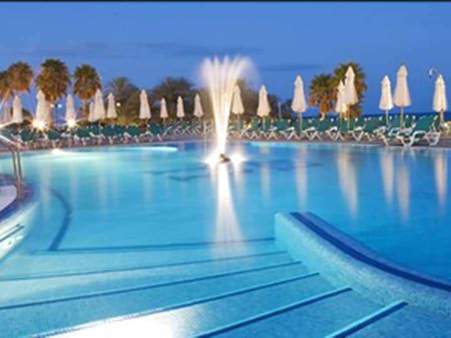 Een binnenzwembad en 2 buitenzwembaden