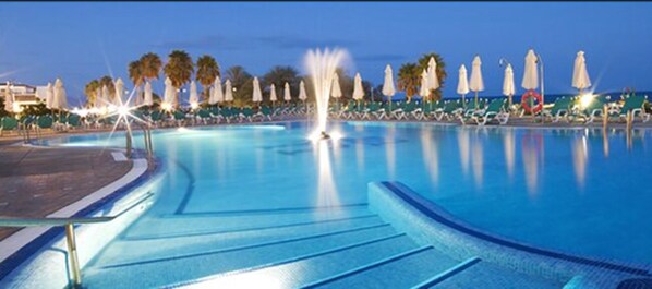 Una piscina cubierta, 2 piscinas al aire libre