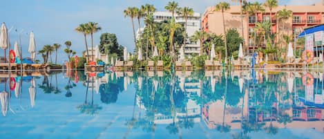 Indoor pool, 2 outdoor pools