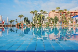 Piscina interna, 2 piscinas externas