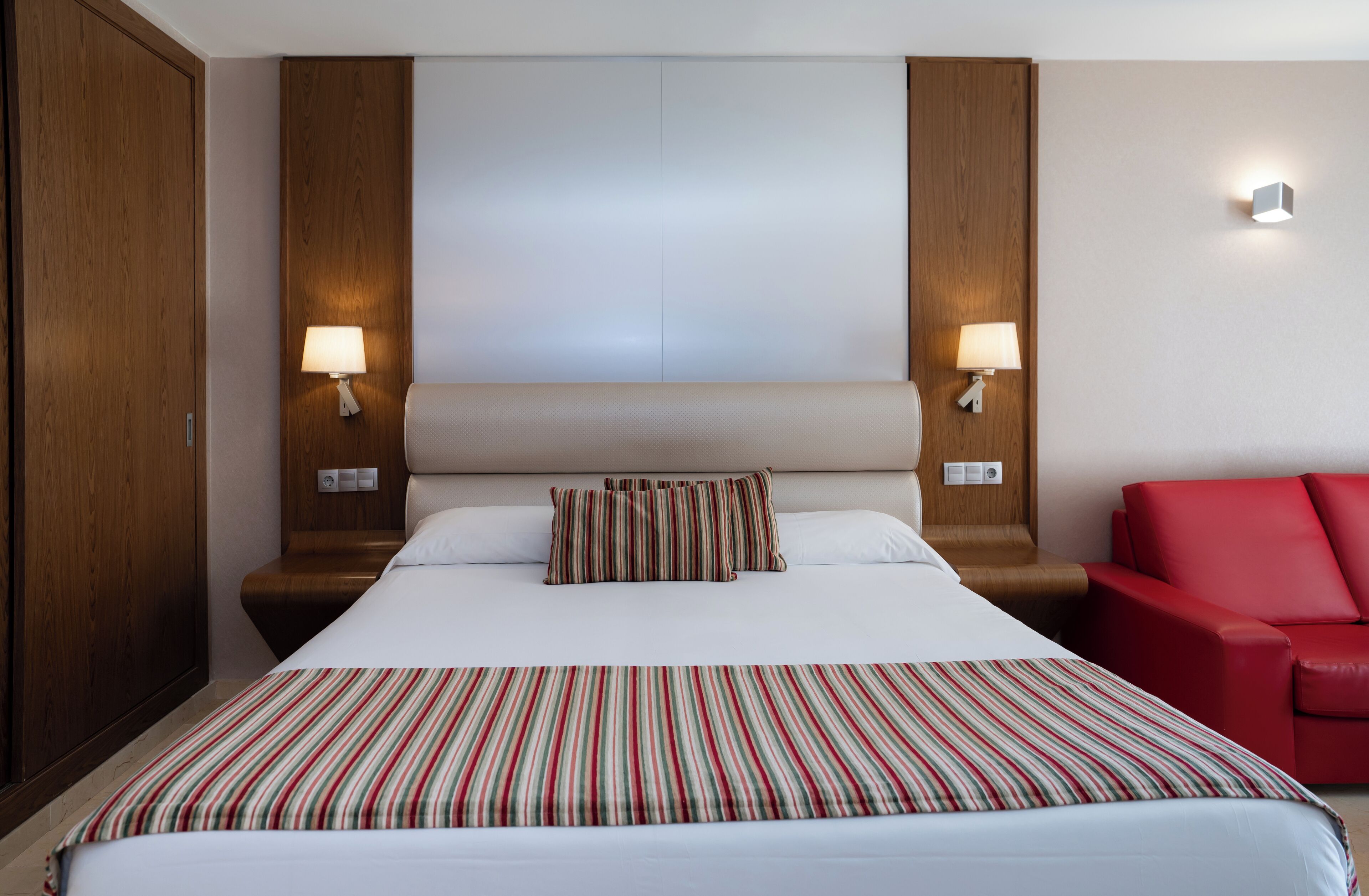 1 bedroom, in-room safe, desk, cribs/infant beds