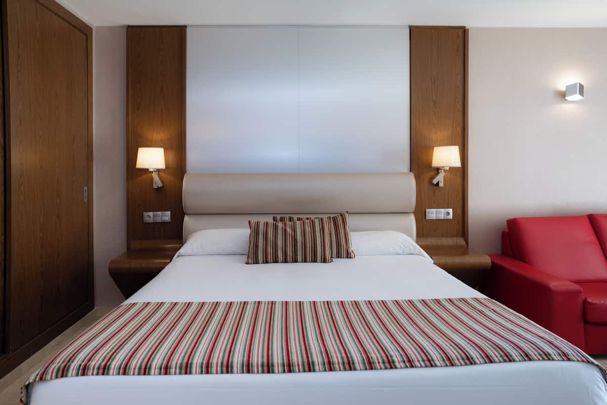 1 bedroom, in-room safe, desk, cribs/infant beds
