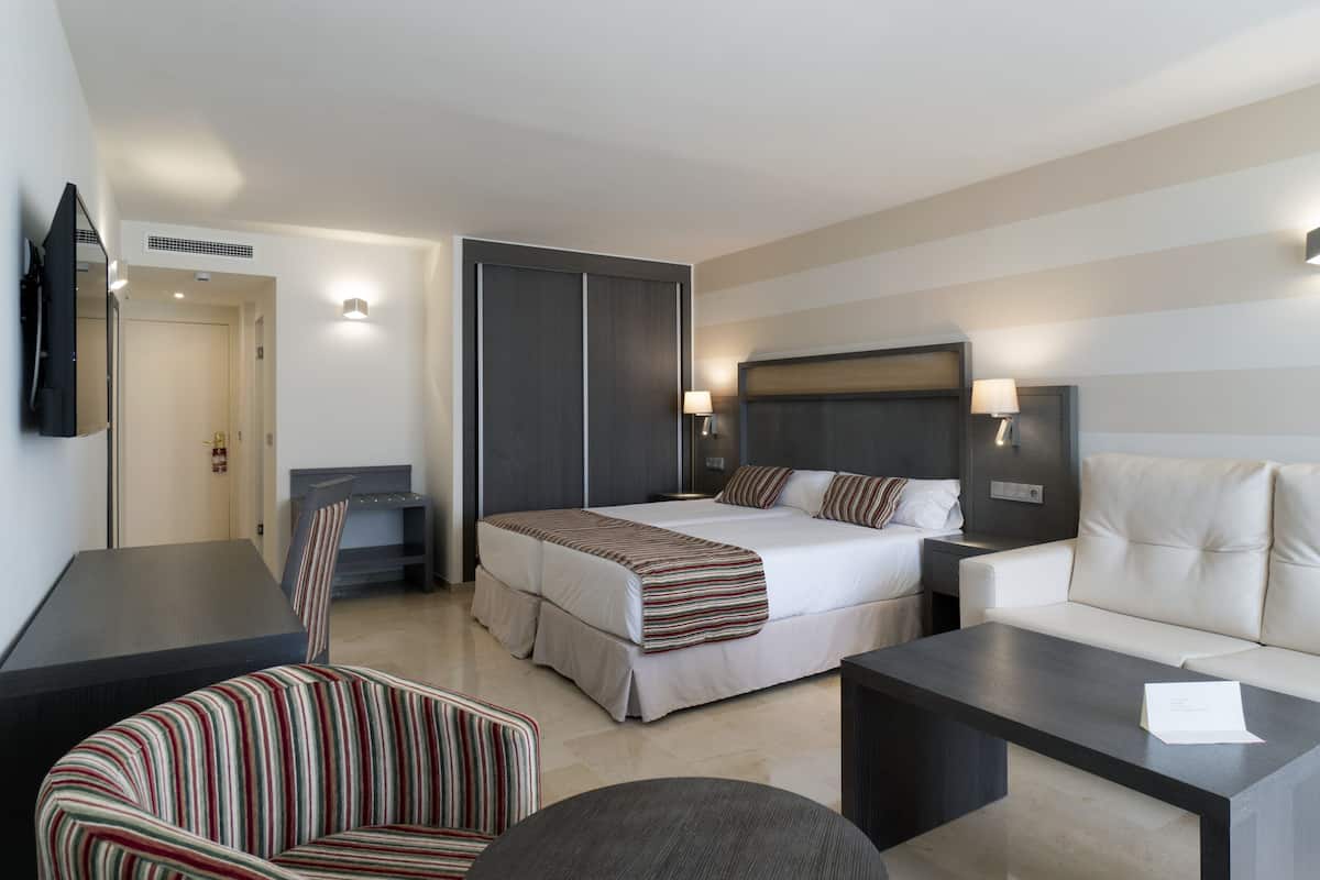 1 bedroom, in-room safe, desk, free WiFi