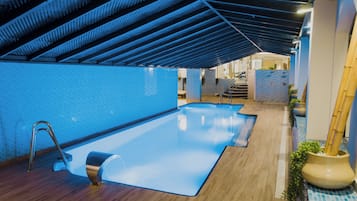 Inomhuspool och utomhuspool