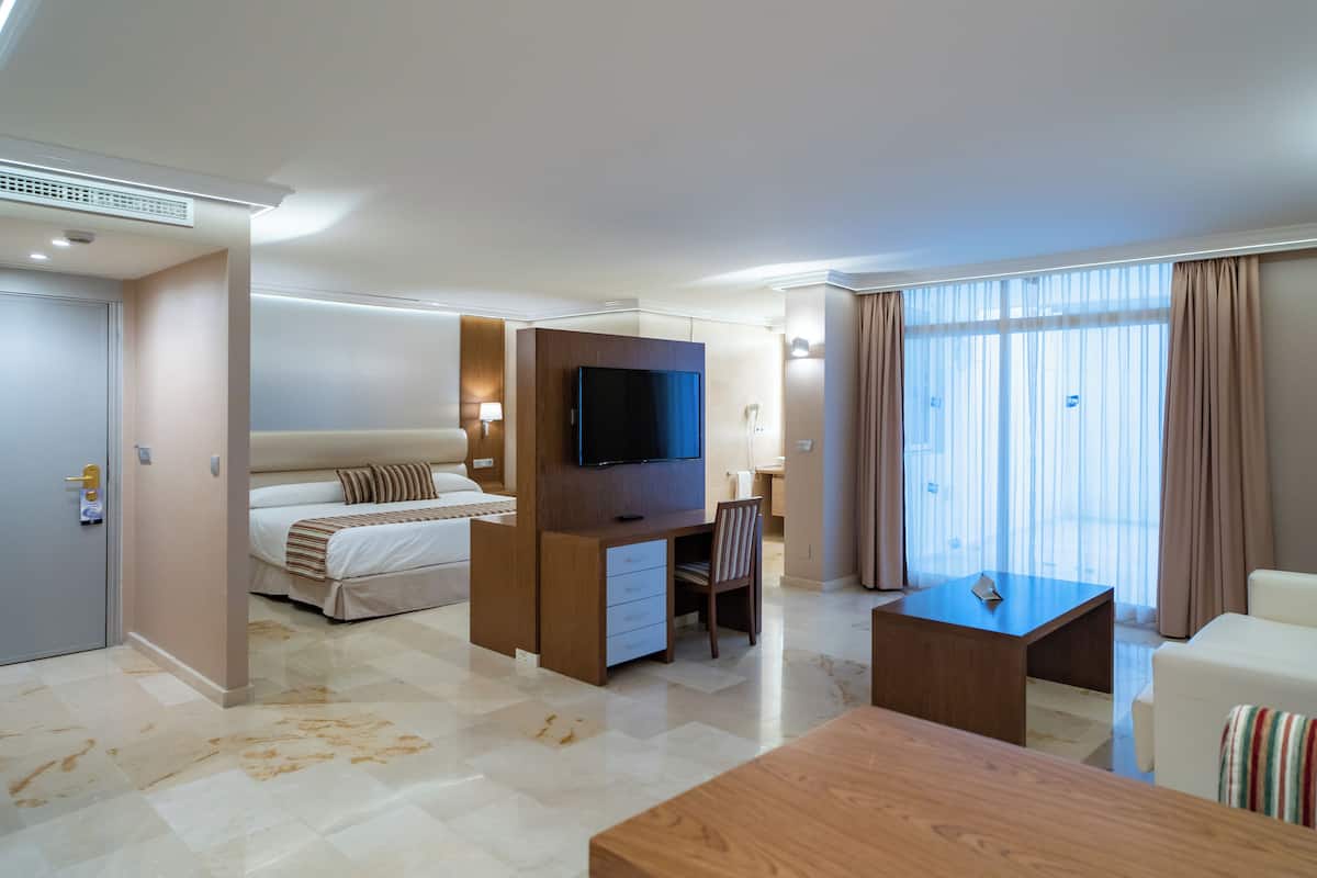 1 bedroom, in-room safe, desk, free WiFi