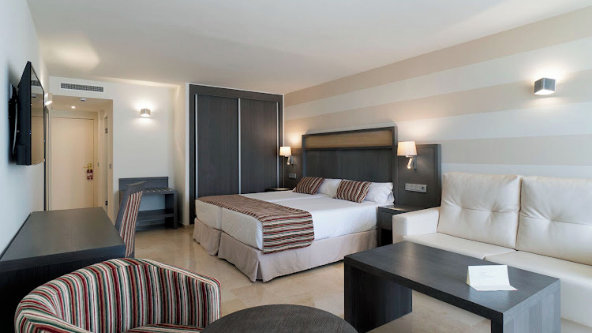1 bedroom, in-room safe, desk, cribs/infant beds