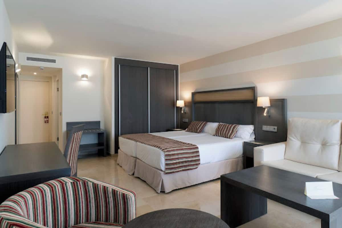 1 bedroom, in-room safe, desk, cribs/infant beds