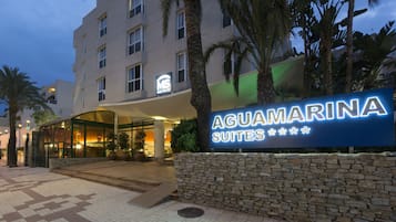 Bagian depan properti - sore/malam