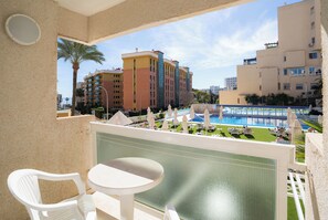 Junior Suite Pool View | Tallelokero huoneessa, työpöytä, ilmainen Wi-Fi, vuodevaatteet